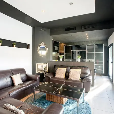Font House ★ Beautiful Design With Private Pool. Free Wifi. 8pax. Ideal For Families! Vila Santa Susanna