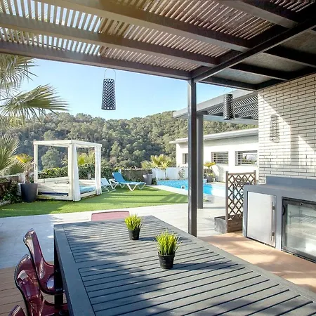 Font House ★ Beautiful Design With Private Pool. Free Wifi. 8pax. Ideal For Families! *