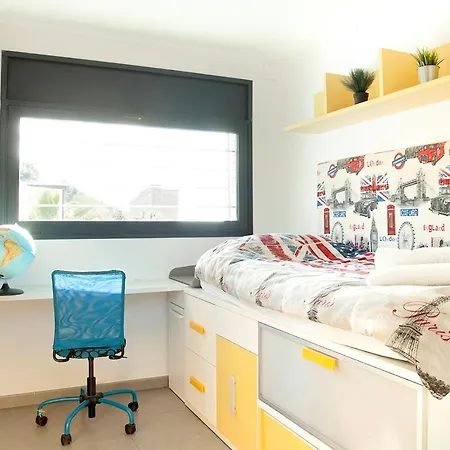 Font House ★ Beautiful Design With Private Pool. Free Wifi. 8pax. Ideal For Families!