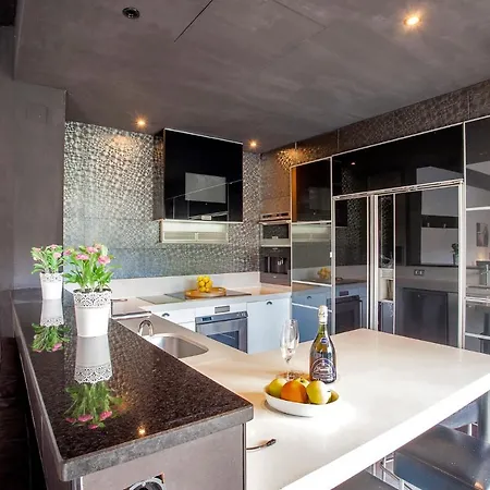 Font House ★ Beautiful Design With Private Pool. Free Wifi. 8pax. Ideal For Families! Vila