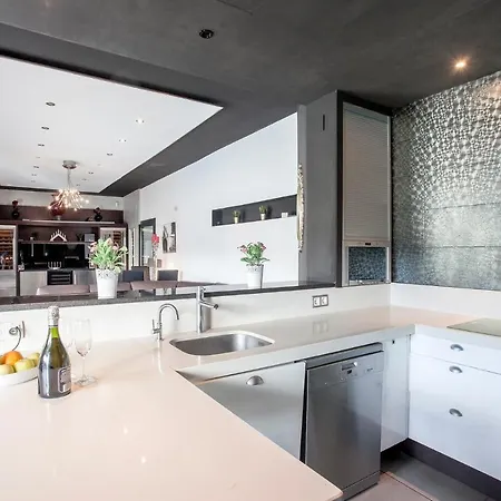 Font House ★ Beautiful Design With Private Pool. Free Wifi. 8pax. Ideal For Families! Vila