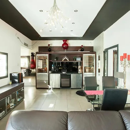 Font House ★ Beautiful Design With Private Pool. Free Wifi. 8pax. Ideal For Families! Vila *